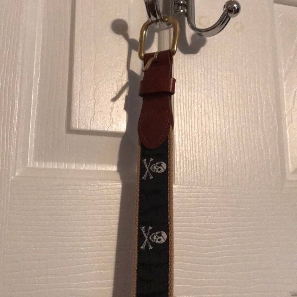 Vineyard Vines skull and crossbones belt